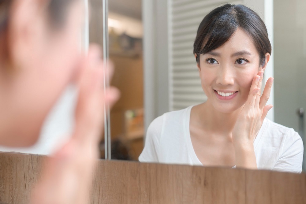 Une Coréenne effectuant sa routine quotidienne de soins de la peau